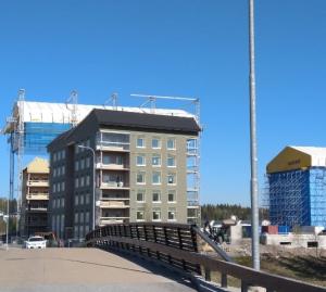 Puukerrostalo rakennusvaiheessa