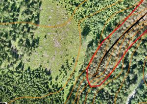Skogscentralen övervakar med hjälp av drönare om de avverkningar som synts på satellitbilder sträcker sig ut över skogslagsobjektet. Stupet och avverkningen som gjorts på västra sidan av det syns på bilden. Den särskilt viktiga livsmiljön, som utgörs av stupet och skogsbeståndet vid stupets nedre del har avgränsats med rött. Av bilden framgår att avverkningen har gjorts utanför gränsen för den särskilt viktiga livsmiljön och därmed har skogslagen inte överträtts.