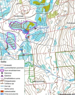 Kohteen peruskartta, jossa on kuvattuna ojitettua suota ja puro. Ojitetulle suolle on merkitty tukittavat ojat ja ympäröivälle ojitusalueelle on merkitty paikkoja vesiensuojelurakenteille, kuten laskeutusaltaille, padoille, pohjapatosarjoille ja pintavalutuskentille.