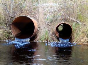 Kaksi tierumpua, jotka ovat asennettu liian ylös ja vesieliöiden vaellus estyy.