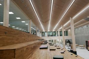 Puuportaat Imatran puukoulun sisätiloissa. 