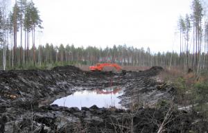 En grävmaskin gräver i marken.