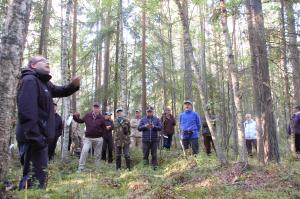 Jouni Aila talar inför en publik av skogsägare på en Bättre naturhänsyn-vandring i skogen.