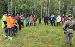 Luonnonhoitokorttikokeeseen osallistuvia kokelaita maastossa tutustumassa vähäpuustoiseen suohon.