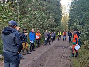 Personer som deltog i utbildningen Flygekorren i ekonomiskogen och Skogscentralens utbildare vid en skogsbilväg.