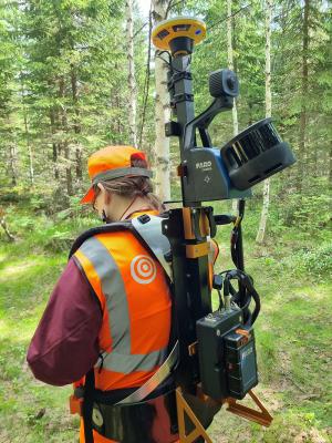 En person bär på en laserskannare