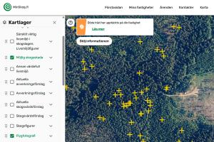 Skärmbild av MinSkog.fi där det syns ett meddelande om att det finns döda träd på fastigheten. De döda träden är märkta med +-tecken och kartlagren Flygfotografi och Möjlig skogsskada har valts.