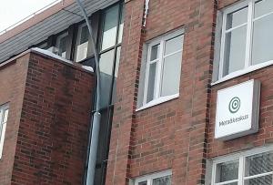 Skogscentralens finskspråkiga logo på yttervägen till ett kontor.