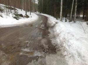 Det har bildats gropar på vägen på vårvintern.