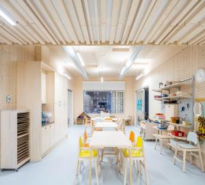 Puurakenteisen Lapinmäen päiväkodin sisätila. 