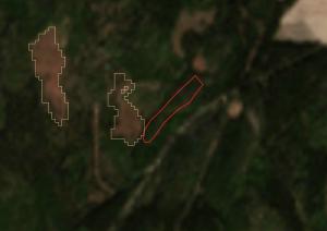 På en satellitbild från 2019 har samma stup och skogsbeståndet vid stupets nedre del avgränsats med röd linje. Med gul linje visas ett avverkat område som tangerar den med rött avgränsade särskilt viktiga livsmiljön. När avverkning har gjorts nära ett skogslagsobjekt kontrollerar Skogscentralen området med drönare och vid behov mer ingående i terrängen. Satellitbilder är inte tillräckligt exakta för att man ska kunna göra en entydig tolkning utan närmare utredning.