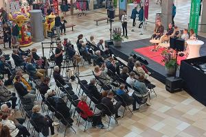 Yleisöä seuraamassa paneelikeskustelua Suomi-areena-tapahtumassa.