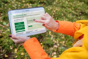 Person tittar på MinSkog.fi.