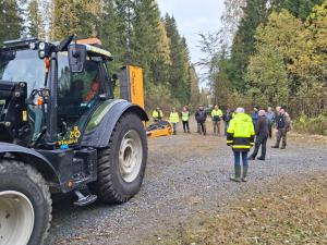 ihmisiä traktorin ympärillä