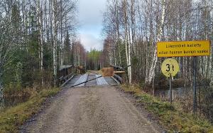 Huonossa kunnossa oleva silta, joka on suljettu liikenteeltä.