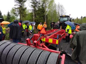 ihmisiä työkoneen ympärillä