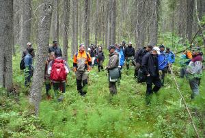 Luonnonhoitokorttikokeeseen osallistujia maastossa. 