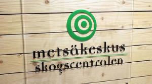 Skogscentralens logo på finska och svenska