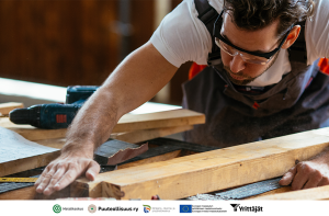 Kuvassa puuseppä työssä.