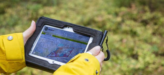 Mobiililaitteen näytöllä Metsään.fi-palvelun kiinteistökartta.