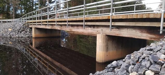 Peruskorjattu puusilta, jonka alla on vettä. 