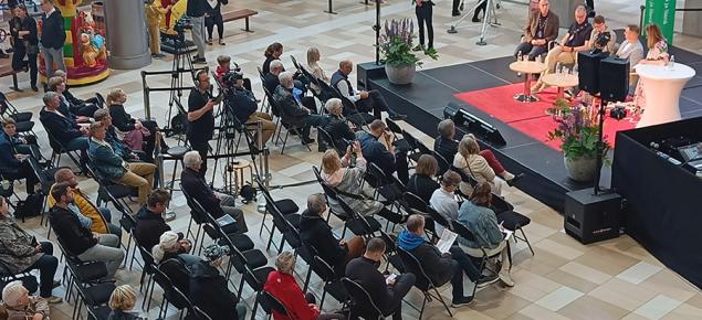 Yleisöä seuraamassa paneelikeskustelua Suomi-areena-tapahtumassa.