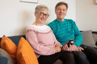 Ett äldre par sitter i en soffa.