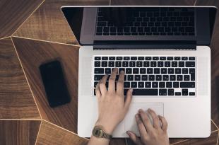 Kädet näppäimistöllä