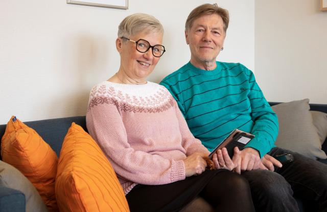 Iäkäs pariskunta sohvalla.