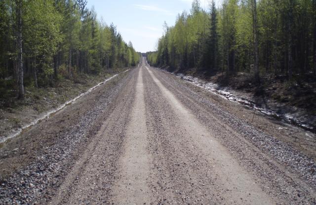 Kuvassa hyväkuntoinen perusparannettu metsätie